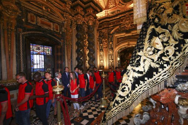 La plantilla de Granada CF visita mas de cerca el manto de la Virgen de Las Angustias