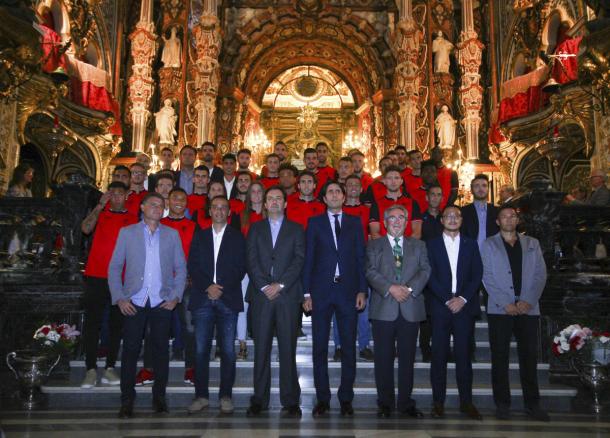  la primera plantilla del Granada CF han posado en el altar junto a su cuerpo técnico y los directivos. Foto: ALJuárez