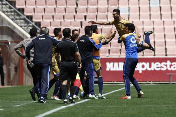 Rubén Mesa celebró su gol con el banquillo del Recre | Foto: AL Juárez