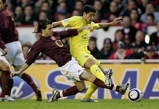 Cesc Fàbregas y Riquelme peleando por un balón | AP Photo