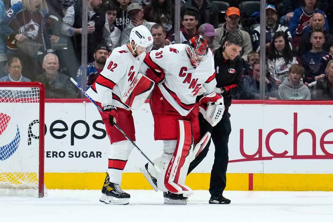 La imagen de Andersen saliendo lesionado del hielo no es extraña | Foto: Jack Dempsey/AP