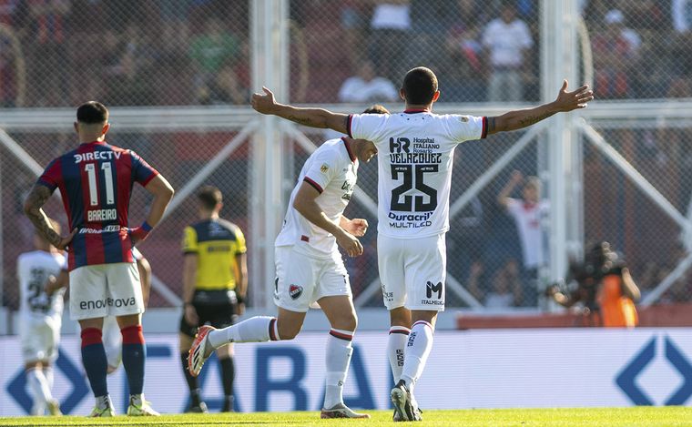 Festejo de <strong><a href='https://www.vavel.com/ar/futbol-argentino/2023/08/27/newells-old-boys/1154352-gano-newells-y-esta-en-lo-mas-alto-en-la-zona-b.html'>Cristian Ferreyra</a></strong> y Velázquez en el segundo gol de Newell's. Foto: Copa de la Liga 