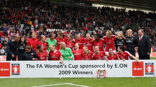 Arsenal celebrate their triumph over Arsenal in 2009. | Image: Arsenal Ladies