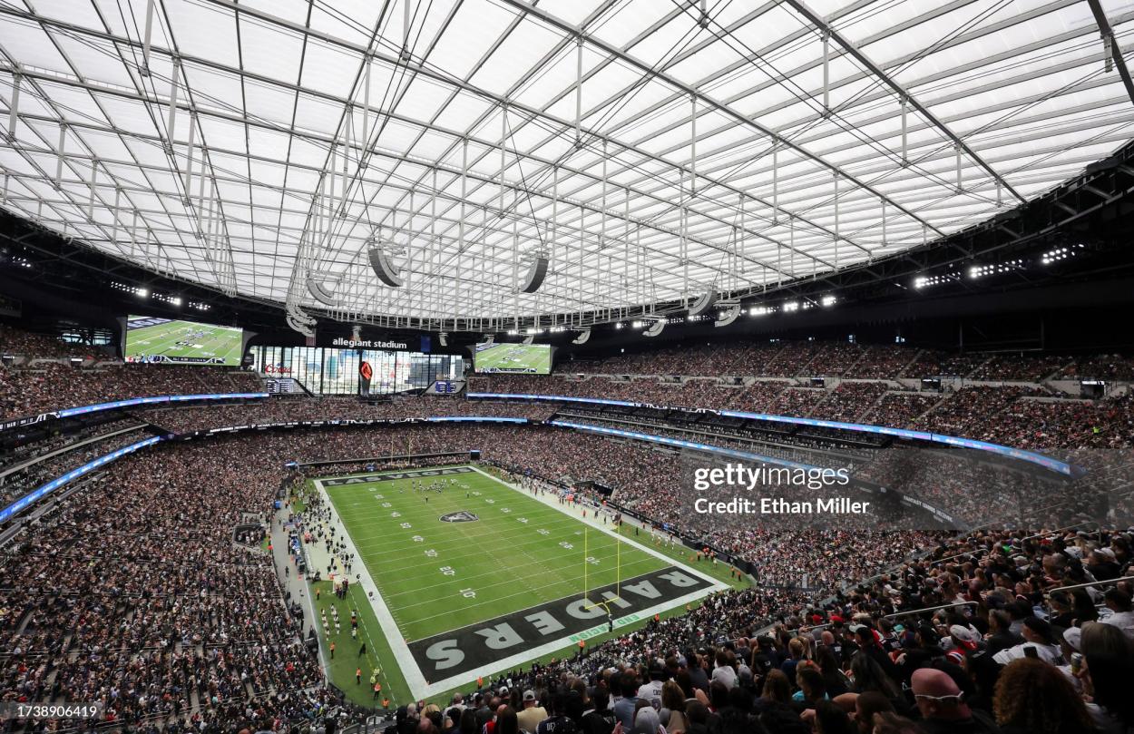 A general view of the field shows the New England Patriots and the Las Vegas Raiders in the first quarter of their game at <strong><a  data-cke-saved-href='https://www.vavel.com/en-us/nfl/2023/09/25/1157168-steelers-shine-at-allegiant-stadium.html' href='https://www.vavel.com/en-us/nfl/2023/09/25/1157168-steelers-shine-at-allegiant-stadium.html'>Allegiant Stadium</a></strong> on October 15, 2023 in Las Vegas, Nevada. The Raiders defeated the Patriots 21-17. (Photo by Ethan Miller/Getty Images)