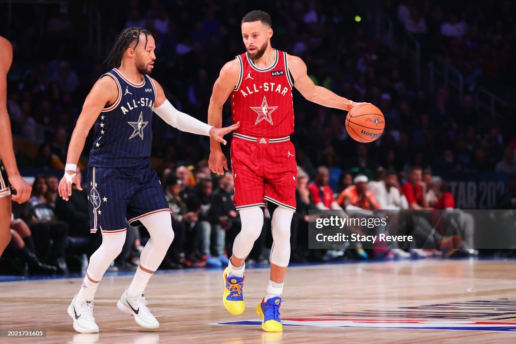 Stephen Curry #30 of the Golden State Warriors and Western Conference All-Stars dribbles the ball against Jalen Brunson #11 of the New York Knicks and Eastern Conference All-Stars in the fourth quarter during the 2024 NBA <strong><a  data-cke-saved-href='https://www.vavel.com/en-us/nba/2024/01/31/1170705-sabrina-vs-steph-the-big-announcements-of-the-nba-all-star-game-continue.html' href='https://www.vavel.com/en-us/nba/2024/01/31/1170705-sabrina-vs-steph-the-big-announcements-of-the-nba-all-star-game-continue.html'>All-Star Game</a></strong> at Gainbridge Fieldhouse on February 18, 2024 in Indianapolis, Indiana. NOTE TO USER: User expressly acknowledges and agrees that, by downloading and or using this photograph, User is consenting to the terms and conditions of the Getty Images License Agreement. (Photo by Stacy Revere/Getty Images)