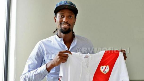 Ab posando con su camiseta. Foto: Rayo Vallecano S.A.D.