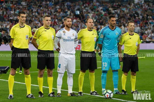 Adán (capitán del Real Betis), posando junto a Sergio Ramos (Real Madrid), el árbitro Mateu Lahoz y sus asistentes | Foto: Daniel Nieto (VAVEL)