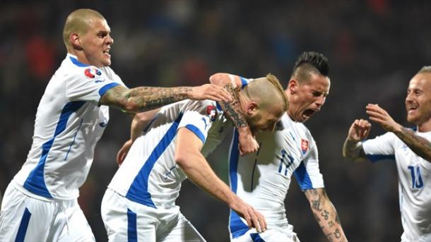 Nemec et ​​Hamsik (au centre) explosent de joie après l'ouverture du score (Source: uefa.com)