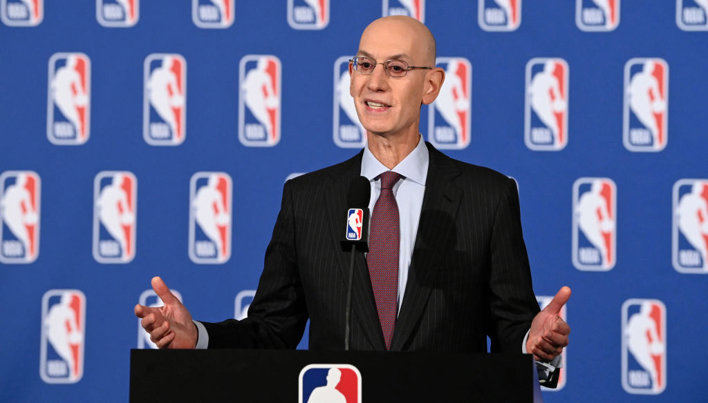 <strong><a  data-cke-saved-href='https://www.vavel.com/en-us/nba/2021/02/11/1058967-league-issues-policy-to-play-national-anthem-before-games.html' href='https://www.vavel.com/en-us/nba/2021/02/11/1058967-league-issues-policy-to-play-national-anthem-before-games.html'>Adam Silver</a></strong> no contempla la reducción de partidos | Foto: Getty Images