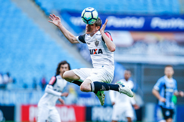 Adilson disputa bola na Arena do Grêmio (Foto: Lucas Uebel/Getty Images)