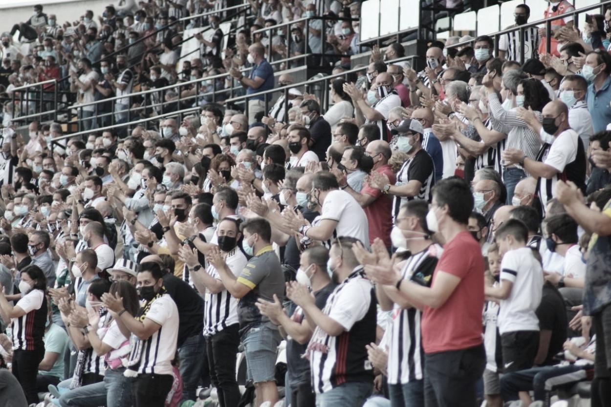 Los aficionados del CD Badajoz apoyando al equipo en el minuto 19:05// Foto: CD Badajoz