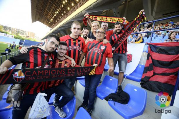 El CF Reus conto con el apyo de su aficion que se desplazo hasta Murcia. (Foto: LaLiga)
