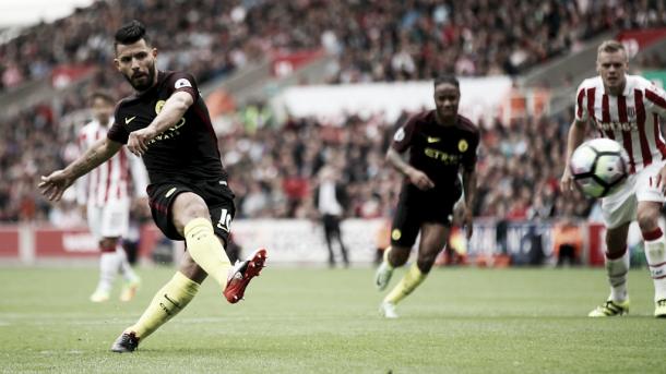 Agüero lanza un penalti frente al Stoke City | Foto: Manchester City
