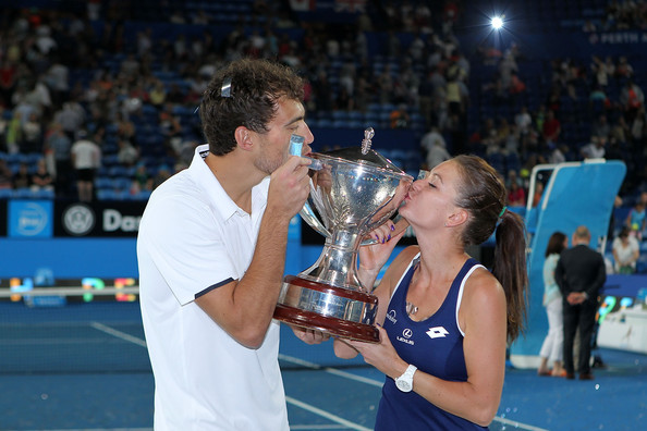Jerzy Janowicz and Agnieszka Radwanska kiss the winner's trophy after winning the 2015 Hopman Cup.