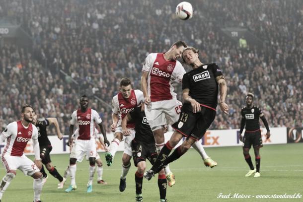 Balón aéreo disputado en el anterior encuentro entre Ajax-Standard Liège /  Foto: standard.be