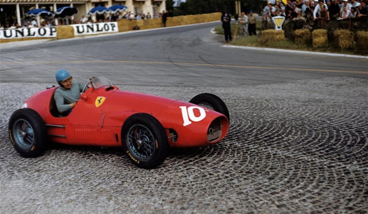 <strong><a  data-cke-saved-href='https://www.vavel.com/es/motor/2016/12/24/formula1/735258-renunciar-cuando-estas-en-la-cima.html' href='https://www.vavel.com/es/motor/2016/12/24/formula1/735258-renunciar-cuando-estas-en-la-cima.html'>Alberto Ascari</a></strong> en un Ferrari de los años 50 - Foto: Diariomotor
