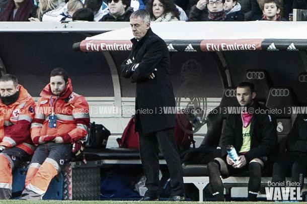 Lucas Alcaraz, viendo a su equipo caer derrotado en el Bernabéu. Imagen: Daniel Nieto (VAVEL)