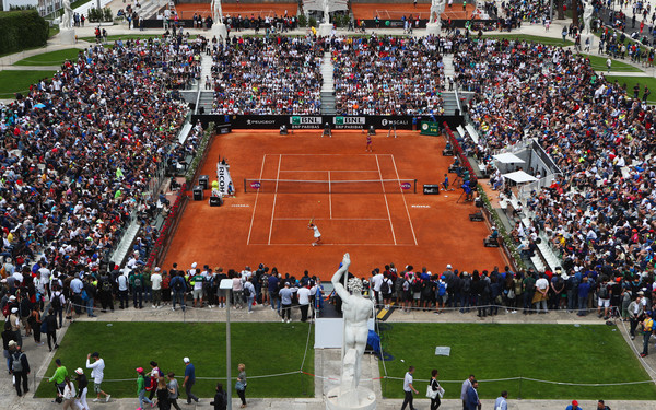 The stands and seats were full in attendance for Roberta Vinci's last-ever match | Photo: Julian Finney/Getty Images Europe