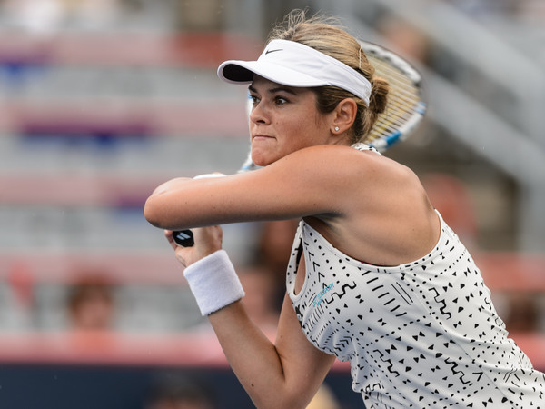 Aleksandra Wozniak hits a backhand return during her first round match against Sara Errani at the 2016 Rogers Cup. | Photo: Minas Panagiotakis/Getty Images North America