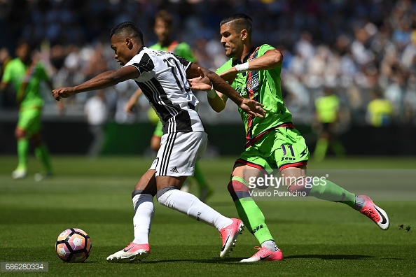 Alex Sandro ganando en velocidad a un rival | Foto: Juventus
