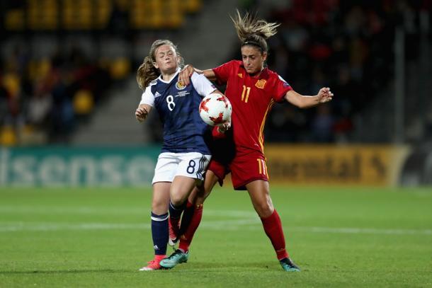 Alexia Putellas lucha con una jugadora escocesa | Foto: UEFA