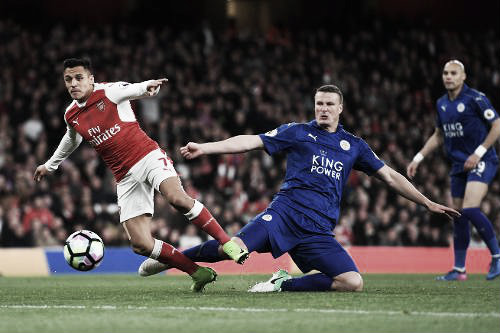 Alexis Sánchez cae ante Robert Huth en uno de los duelos que marcó la noche | Foto: Premier League