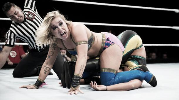 The Aligator Clutch was used to good effect. Photo-WWE.com