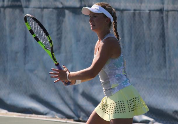 Alisia Stephanie Manolescu prepares to hit a forehand against Layne Sleeth during the final of the 2016 U18 Rogers Junior National Championships. | Photo: Max Gao