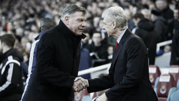Sam Allardyce y Arsène Wenger se saludan antes de un encuentro | Foto: Getty Images