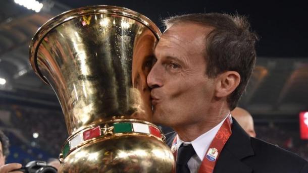 Massimiliano Allegri festeggia il trofeo conquistato ieri notte. | Google.