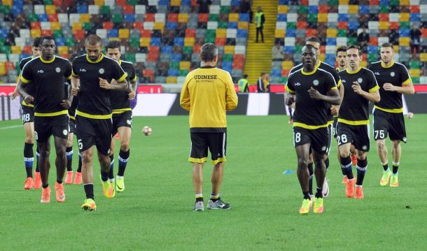I giocatori si allenano nel prepartita. Fonte: www.facebook.com/UdineseCalcio1896