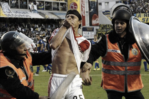 Almeyda se retira expulsado, besando la camiseta. | Foto: Web.