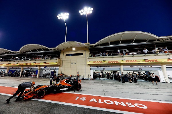 Fernando Alonso, abandonando a falta de una vuelta, Foto: @McLarenF1