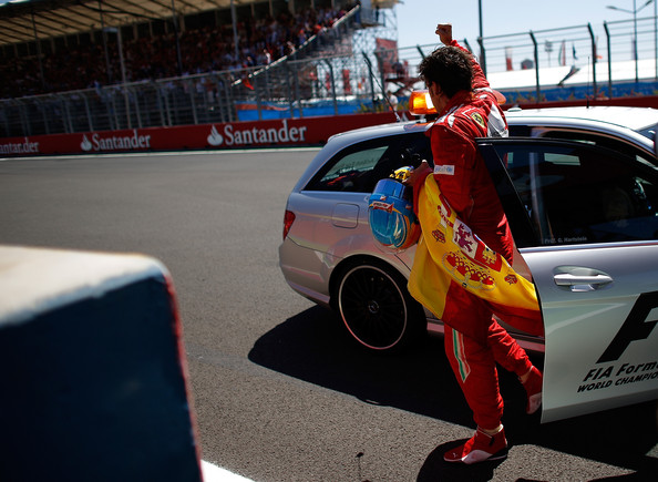 Fernando Alonso, celebrando el triunfo con sus seguidores. Fuente: Sutton Images