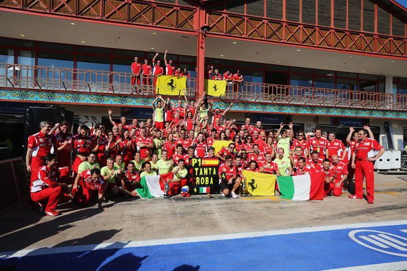 Celebración del equipo Ferrari por la victoria de Fernando Alonso. Fuente: Sutton Images