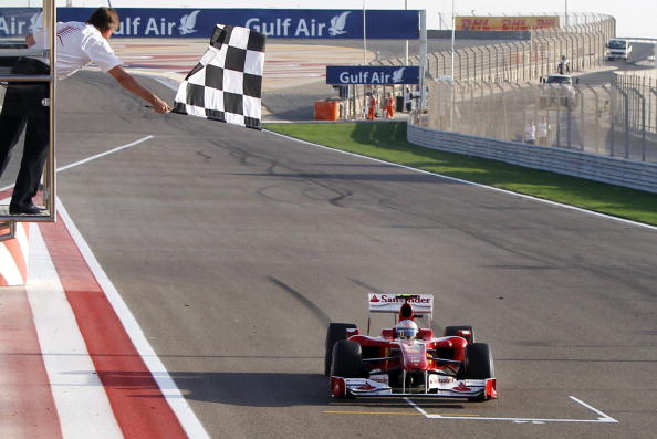 Em sua estreia na Ferrari, Fernando Alonso venceu no Bahrein, em 2010 (Foto: Getty Images)