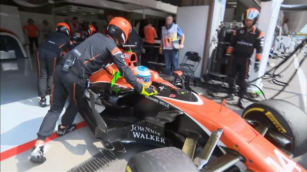 Alonso é o terceiro a abandonar a prova (Foto: Divulgação/F1)