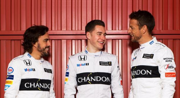 Fernando Alonso (esq.) e Stoffel Vandoorne (centro) serão titulares em 2017, com Jenson button (dir.) no desenvolvimento (Foto: Divulgação/McLaren)