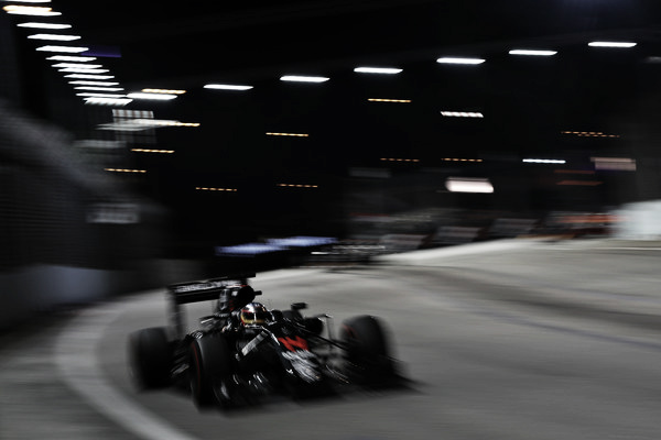 Alonso a toda velocidad en la curva 3 | Fuente: Zimbio