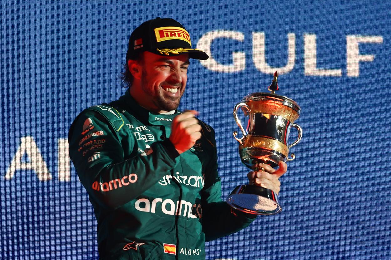 Fernando Alonso recogiendo el trofeo de tercer clasificado. / Fuente: F1