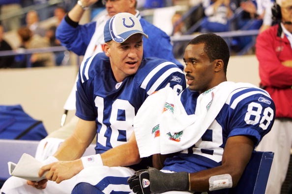 Uma das duplas mais prolíficas da história da NFL, Manning e Marvin Harrison colecionam momentos inesquecíveis pelos Colts (Foto: Getty Images)
