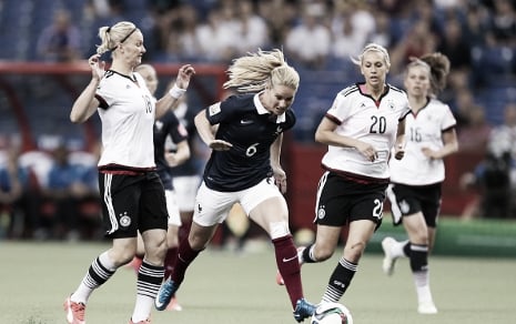 Amandine Henry splits two German players during the 2015 World Cup (Photo: Getty/Vanessa Carvalho)