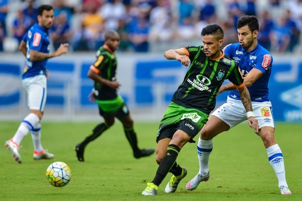 O jogo é disputado no Mineirão. O Coelho vai vencendo. (Foto: @Mineirao)