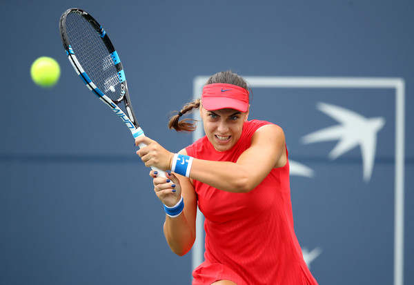 Ana Konjuh hits a backhand during her quarterfinal match at the 2017 Bank of the West Classic. | Photo: Ezra Shaw/Getty Images