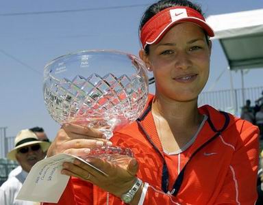 Ana Ivanovic en 2005 con el primer título de su carrera en Canberra (Foto: ImperioDeFamosas)