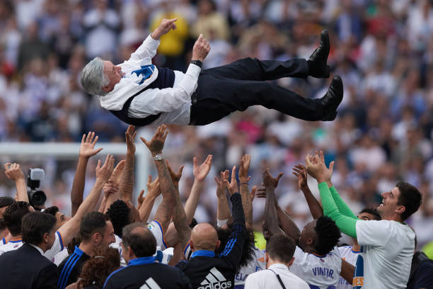 Ancelotti manteado por sus jugadores I Imagen: Getty Images