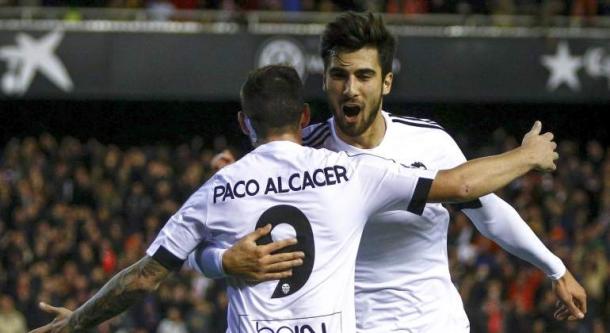 André Gomes y Paco Alcácer celebrando un gol valencianista | Fuente: eleconomista.es