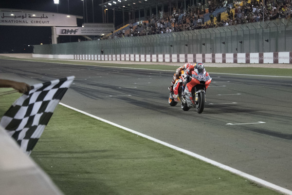 Dovizioso y Márquez entrando por línea de meta en el Gran Premio de Qatar (Mirco Lazzari)