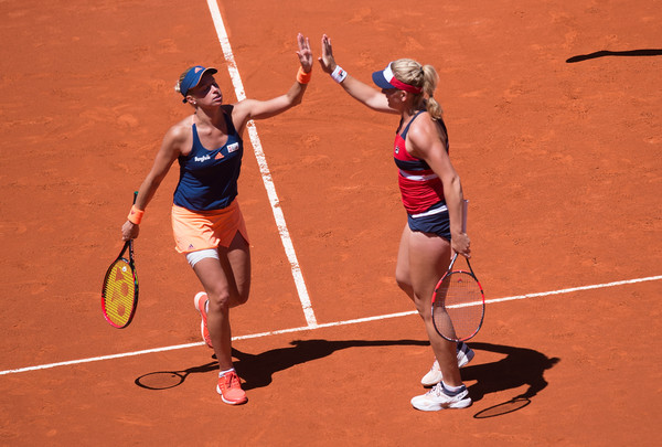 Babos and Hlavackova clap hands after winning a point in Madrid | Photo: Denis Doyle/Getty Images Europe