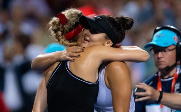 Carinho das compatriotas ao fim da disputada partida em Toronto (Foto: Divulgação/WTA)